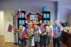 Тематический час «Реет гордо флаг Российский»